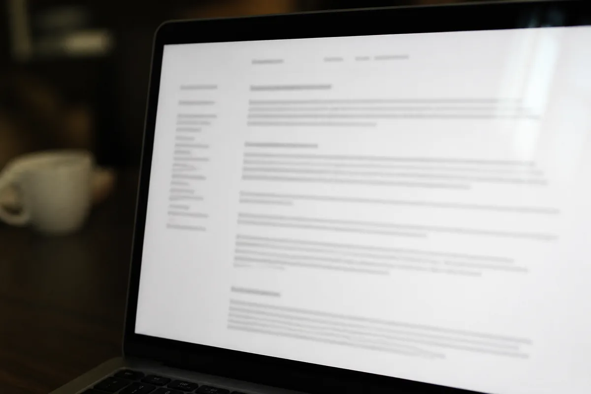 Page de mentions légales d’un site marchand affichée sur un écran d’ordinateur portable